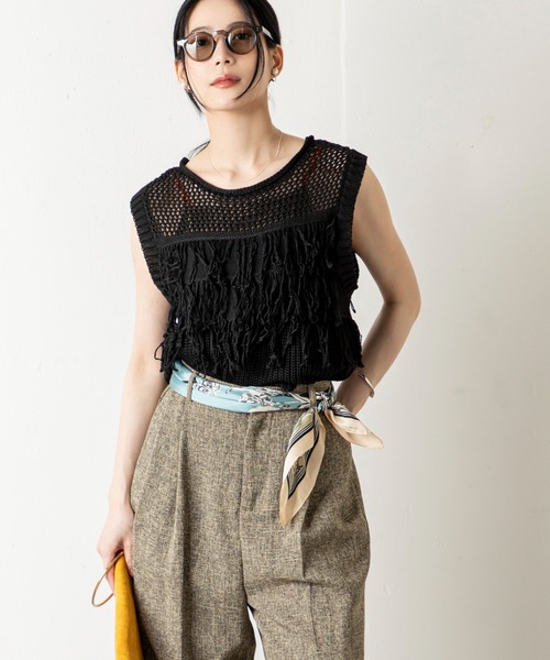MILLION CARATS（ミリオンカラッツ）の「綿タッチ×フリンジで魅せる！涼感と品格を兼ね備えたビスチェ風サマーニット。動きのあるフリンジと透け編みデザインで、トレンド感も大人の抜け感も手に入る、上品カジュアルな主役トップス。（Tシャツ/カットソー・レディース・オフホワイト/ブラック・FREE）」の15枚目の写真