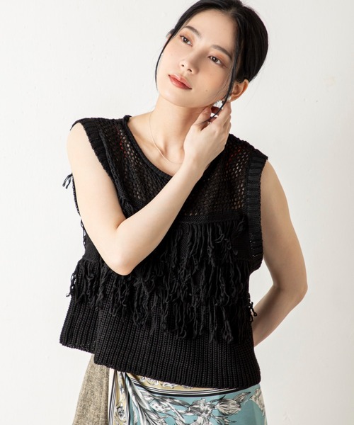 MILLION CARATS（ミリオンカラッツ）の「綿タッチ×フリンジで魅せる！涼感と品格を兼ね備えたビスチェ風サマーニット。動きのあるフリンジと透け編みデザインで、トレンド感も大人の抜け感も手に入る、上品カジュアルな主役トップス。（Tシャツ/カットソー・レディース・オフホワイト/ブラック・FREE）」の16枚目の写真