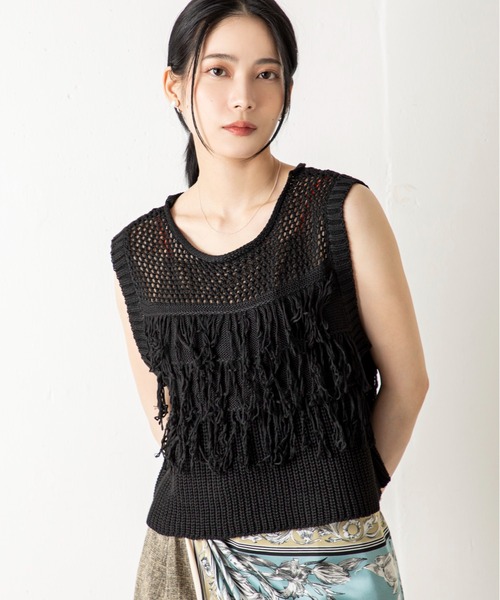 MILLION CARATS（ミリオンカラッツ）の「綿タッチ×フリンジで魅せる！涼感と品格を兼ね備えたビスチェ風サマーニット。動きのあるフリンジと透け編みデザインで、トレンド感も大人の抜け感も手に入る、上品カジュアルな主役トップス。（Tシャツ/カットソー・レディース・オフホワイト/ブラック・FREE）」の20枚目の写真