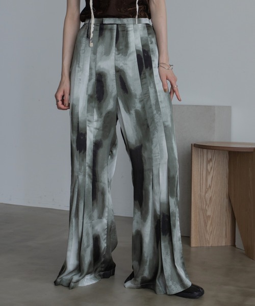 VACANCY(ヴァカンシー)の「ペイント柄プリーツイージーパンツ(スラックス・レディース・ブラック/ブルー・SMALL/MEDIUM/LARGE)」の19枚目の写真