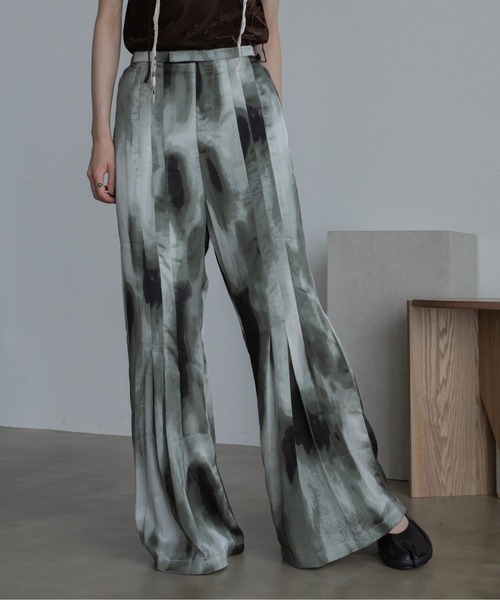 VACANCY(ヴァカンシー)の「ペイント柄プリーツイージーパンツ(スラックス・レディース・ブラック/ブルー・SMALL/MEDIUM/LARGE)」の18枚目の写真