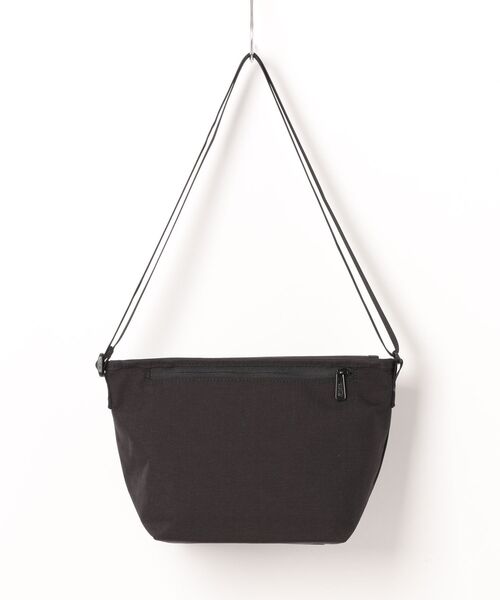 Manhattan Portage(マンハッタンポーテージ)の「Manhattan Portage/マンハッタンポーテージ ショルダーバック "エルモ" NYLON MESSENGER BAG(XXS)SESAME ST MP1603BPDMSST(ショルダーバッグ・メンズ・ブラック×ホワイト・FREE)」の2枚目の写真