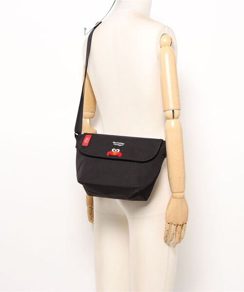 Manhattan Portage(マンハッタンポーテージ)の「Manhattan Portage/マンハッタンポーテージ ショルダーバック "エルモ" NYLON MESSENGER BAG(XXS)SESAME ST MP1603BPDMSST(ショルダーバッグ・メンズ・ブラック×ホワイト・FREE)」の5枚目の写真