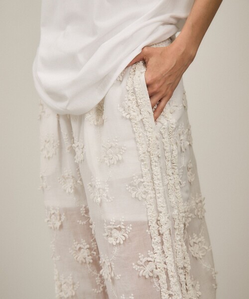 crinkle crinkle crinkle（クリンクルクリンクルクリンクル）の「【crinkle crinkle crinkle】別注3D刺繍サイドフリルパンツ（その他パンツ・レディース・ホワイト/ブラック・FREE）」の7枚目の写真