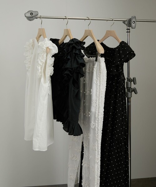 crinkle crinkle crinkle（クリンクルクリンクルクリンクル）の「【crinkle crinkle crinkle】別注3D刺繍サイドフリルパンツ（その他パンツ・レディース・ホワイト/ブラック・FREE）」の8枚目の写真