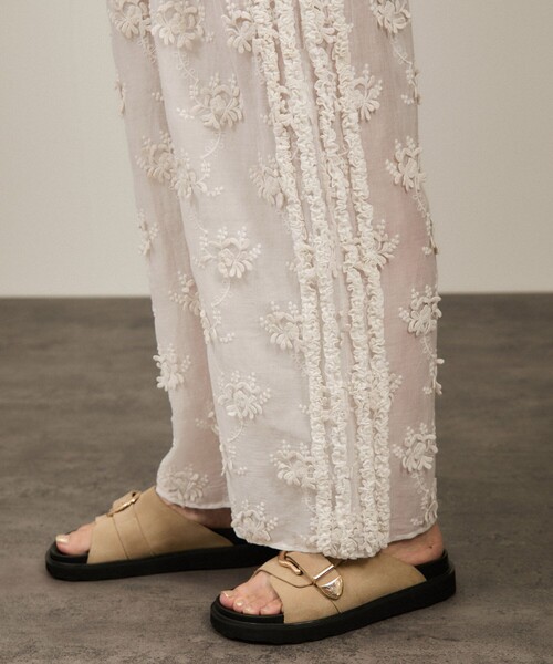 crinkle crinkle crinkle（クリンクルクリンクルクリンクル）の「【crinkle crinkle crinkle】別注3D刺繍サイドフリルパンツ（その他パンツ・レディース・ホワイト/ブラック・FREE）」の15枚目の写真