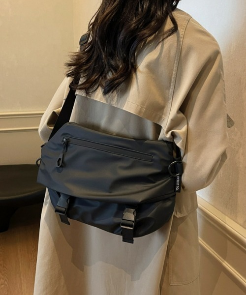 gossip!ロサンゼルス(ゴシップロサンゼルス)の「Y2K軽量防水メッセンジャーバッグ(ショルダー/ユニセックス/多収納ポケット/通勤通学OK/A5収納可)(メッセンジャーバッグ・レディース・ブラック・FREE)」の4枚目の写真