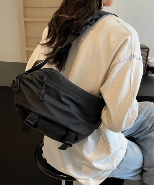 gossip!ロサンゼルス(ゴシップロサンゼルス)の「Y2K軽量防水メッセンジャーバッグ(ショルダー/ユニセックス/多収納ポケット/通勤通学OK/A5収納可)(メッセンジャーバッグ・レディース・ブラック・FREE)」の8枚目の写真