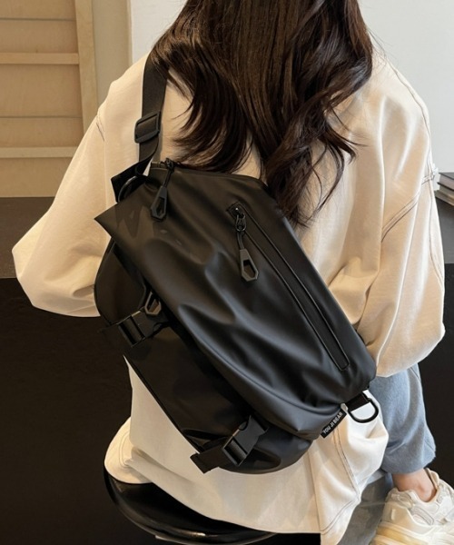 gossip!ロサンゼルス(ゴシップロサンゼルス)の「Y2K軽量防水メッセンジャーバッグ(ショルダー/ユニセックス/多収納ポケット/通勤通学OK/A5収納可)(メッセンジャーバッグ・レディース・ブラック・FREE)」の10枚目の写真