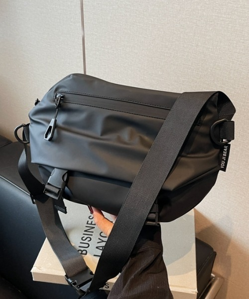 gossip!ロサンゼルス(ゴシップロサンゼルス)の「Y2K軽量防水メッセンジャーバッグ(ショルダー/ユニセックス/多収納ポケット/通勤通学OK/A5収納可)(メッセンジャーバッグ・レディース・ブラック・FREE)」の12枚目の写真