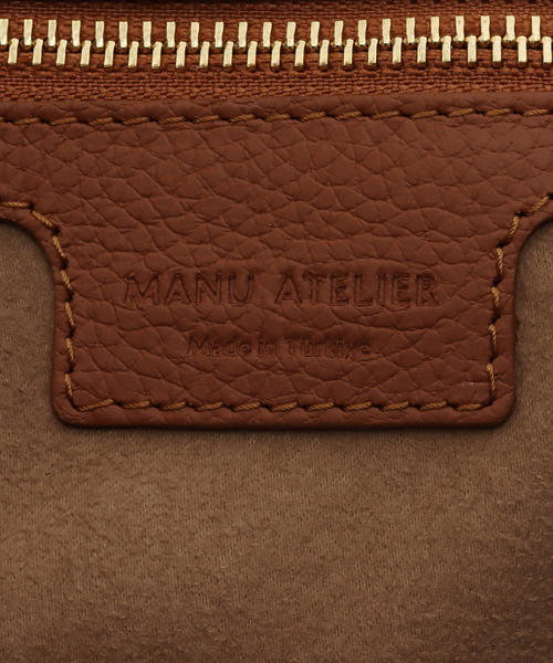 MANU ATELIER（マニュ アトリエ）の「【MANU ATELIER/マニュ アトリエ】LARGE LEATHER TOTE（クラッチバッグ・レディース・キャメル・FREE）」の5枚目の写真