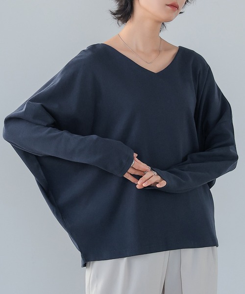 itto...(イット)の「ドルマンスリーブVネックコットンカットソー(Tシャツ/カットソー・レディース・オフホワイト/カーキ/ネイビー/グレイッシュベージュ/チャコールグレー/ブラック・M)」の6枚目の写真