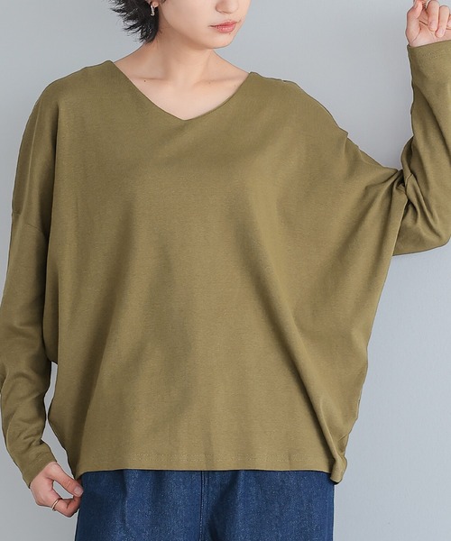 itto...(イット)の「ドルマンスリーブVネックコットンカットソー(Tシャツ/カットソー・レディース・オフホワイト/カーキ/ネイビー/グレイッシュベージュ/チャコールグレー/ブラック・M)」の2枚目の写真