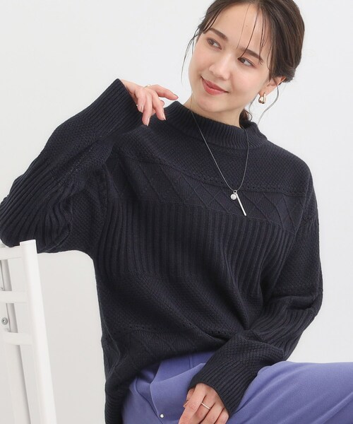 SHOO・LA・RUE(シューラルー)の「【洗濯機可/毛玉レス】1枚でサマ見え ミックスケーブル柄ニット(ニット/セーター・レディース・ネイビー/ダークブラウン/ライトブルー/オフホワイト・04/03/02/01)」の4枚目の写真