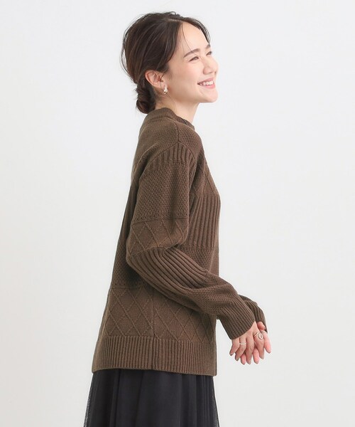 SHOO・LA・RUE(シューラルー)の「【洗濯機可/毛玉レス】1枚でサマ見え ミックスケーブル柄ニット(ニット/セーター・レディース・ネイビー/ダークブラウン/ライトブルー/オフホワイト・04/03/02/01)」の6枚目の写真