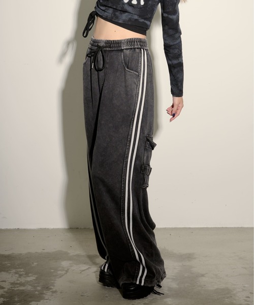 .KOM（ドットコム）の「『.KOM/ドットケーオーエム』ピグメント加工ワイドカーゴパンツ【CN】【Z】【Z】（カーゴパンツ・レディース・ブラック/グレー・FREE）」の2枚目の写真