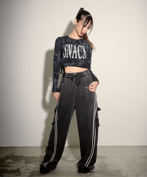 .KOM（ドットコム）の「『.KOM/ドットケーオーエム』ピグメント加工ワイドカーゴパンツ【CN】【Z】【Z】（カーゴパンツ・レディース・ブラック/グレー・FREE）」の4枚目の写真