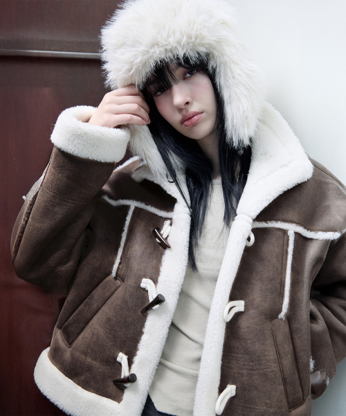ROLAROLA(ロラロラ)の「HIGH NECK SUEDE MUSTANG JACKET BROWN(ムートンコート・レディース・ブラウン・FREE)」の1枚目の写真