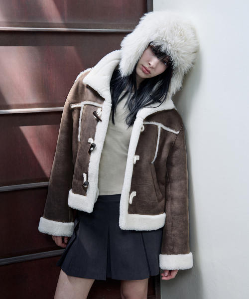 ROLAROLA(ロラロラ)の「HIGH NECK SUEDE MUSTANG JACKET BROWN(ムートンコート・レディース・ブラウン・FREE)」の2枚目の写真