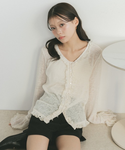 VANNIE U（ヴァニーユー）の「キャンディースリーブフリルシアートップス（Tシャツ/カットソー・レディース・グレー/アイボリー/ブラック・FREE）」の2枚目の写真