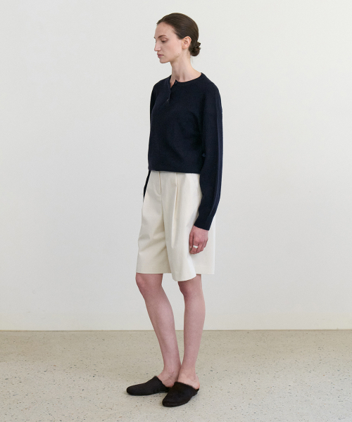 STEP AROUND（ステップアラウンド）の「Front tuck bermuda cotton pants_CREAM（その他パンツ・レディース・その他・SMALL/MEDIUM）」の3枚目の写真