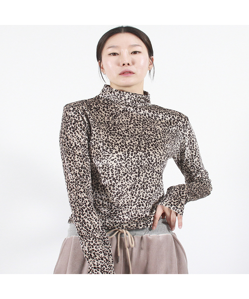 DEMARC(ドゥマーク)の「LEOPARD HIGH-NECK LONG SLEEVE TEE - Beige(Tシャツ/カットソー・レディース・その他・MEDIUM/LARGE)」の1枚目の写真