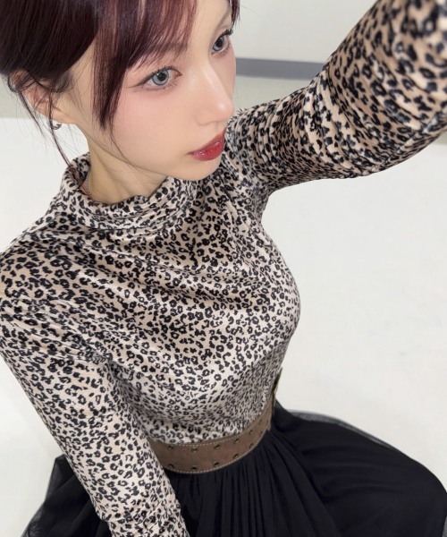 DEMARC(ドゥマーク)の「LEOPARD HIGH-NECK LONG SLEEVE TEE - Beige(Tシャツ/カットソー・レディース・その他・MEDIUM/LARGE)」の2枚目の写真