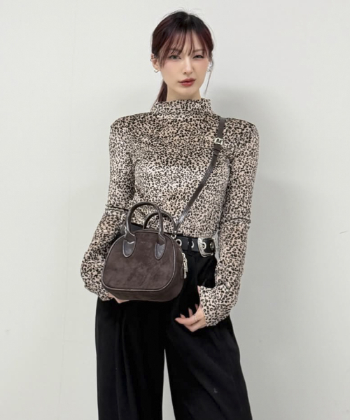 DEMARC(ドゥマーク)の「LEOPARD HIGH-NECK LONG SLEEVE TEE - Beige(Tシャツ/カットソー・レディース・その他・MEDIUM/LARGE)」の3枚目の写真