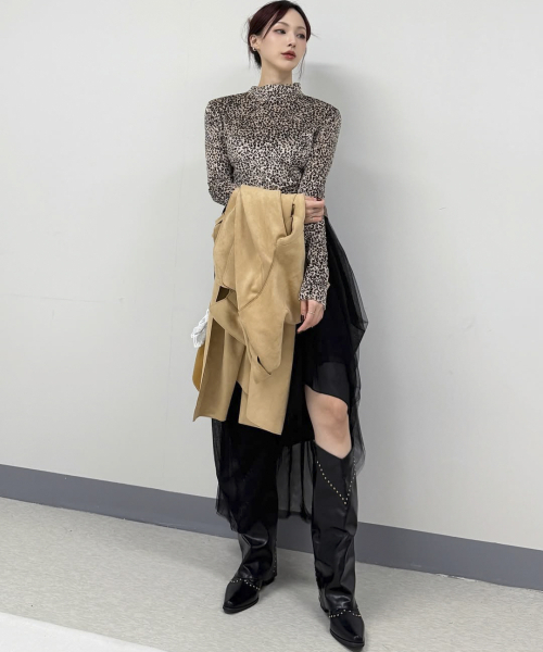 DEMARC(ドゥマーク)の「LEOPARD HIGH-NECK LONG SLEEVE TEE - Beige(Tシャツ/カットソー・レディース・その他・MEDIUM/LARGE)」の4枚目の写真