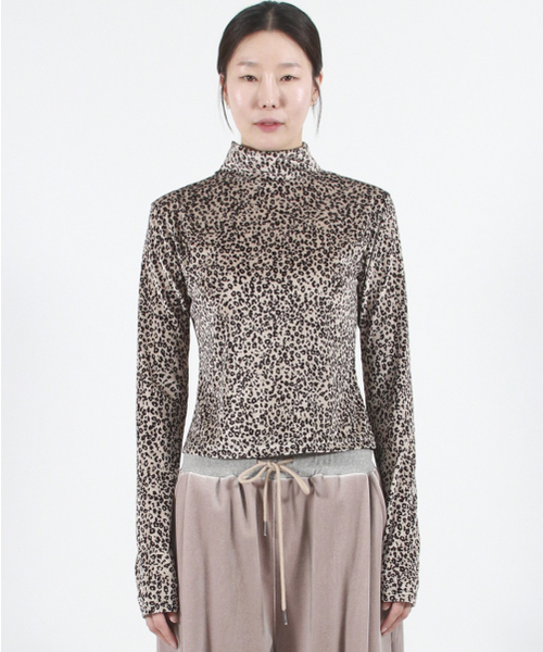DEMARC(ドゥマーク)の「LEOPARD HIGH-NECK LONG SLEEVE TEE - Beige(Tシャツ/カットソー・レディース・その他・MEDIUM/LARGE)」の6枚目の写真