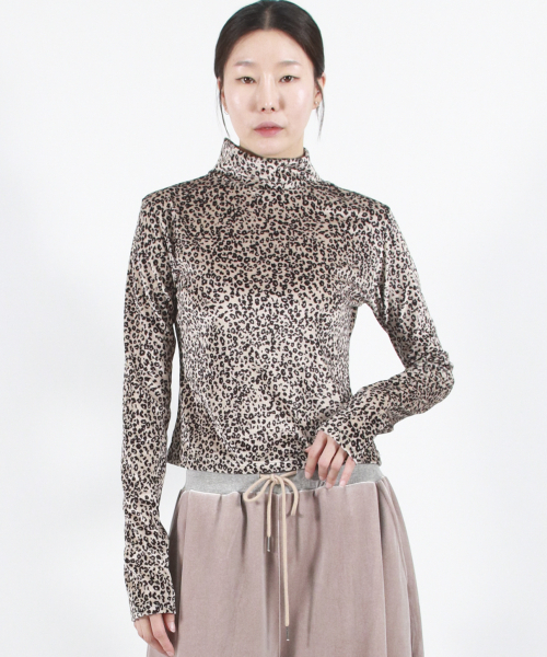 DEMARC(ドゥマーク)の「LEOPARD HIGH-NECK LONG SLEEVE TEE - Beige(Tシャツ/カットソー・レディース・その他・MEDIUM/LARGE)」の7枚目の写真
