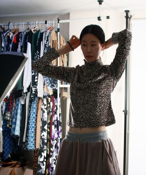 DEMARC(ドゥマーク)の「LEOPARD HIGH-NECK LONG SLEEVE TEE - Beige(Tシャツ/カットソー・レディース・その他・MEDIUM/LARGE)」の8枚目の写真