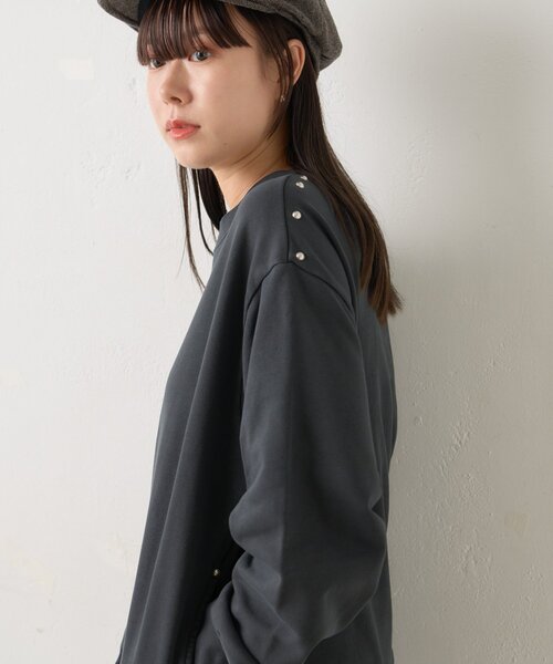 WHIMSIC（ウィムジック）の「【UNISEX/2サイズ展開】PIGMENT DYE STUDS SWEAT P/O（Tシャツ/カットソー・レディース・ブラウン/チャコールグレー・1/2）」の3枚目の写真