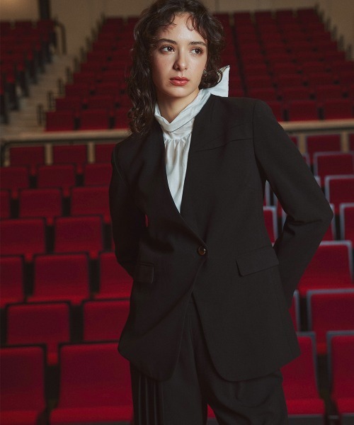 Callarus（カラルス）の「＜単品＞ストレッチノーカラーヨークデザインジャケット〔Callarus〕（ノーカラージャケット・レディース・ブラック/グレー・S/M/L/LL/3L）」の2枚目の写真