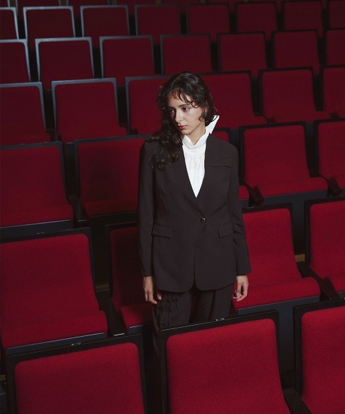 Callarus（カラルス）の「＜単品＞ストレッチノーカラーヨークデザインジャケット〔Callarus〕（ノーカラージャケット・レディース・ブラック/グレー・S/M/L/LL/3L）」の3枚目の写真