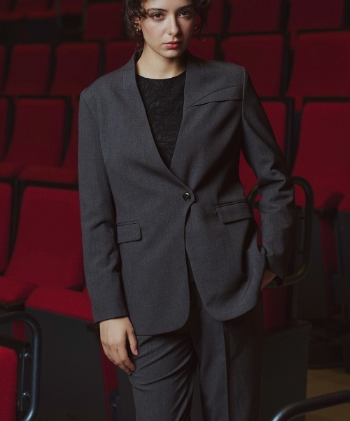 Callarus（カラルス）の「＜単品＞ストレッチノーカラーヨークデザインジャケット〔Callarus〕（ノーカラージャケット・レディース・ブラック/グレー・S/M/L/LL/3L）」の19枚目の写真