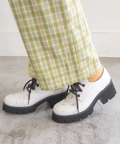 byあしながおじさん(バイアシナガオジサン)の「軽量|フラワー刺繍マニッシュ 8990045(ドレスシューズ・レディース・オフホワイト/ブラック・S/M/L/LL)」の2枚目の写真