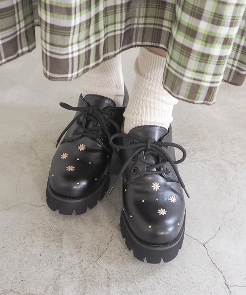 byあしながおじさん(バイアシナガオジサン)の「軽量|フラワー刺繍マニッシュ 8990045(ドレスシューズ・レディース・オフホワイト/ブラック・S/M/L/LL)」の1枚目の写真