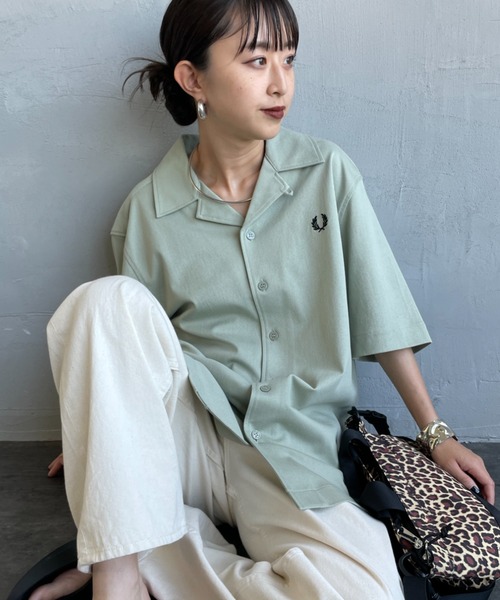 FRED PERRY（フレッドペリー）の「[FRED PERRY/フレッドペリー] コンプレスメッシュ ワンポイントロゴ刺繍 ショートスリーブシャツ（シャツ/ブラウス・レディース・ブラック/グリーン/キナリ・L/M）」の3枚目の写真