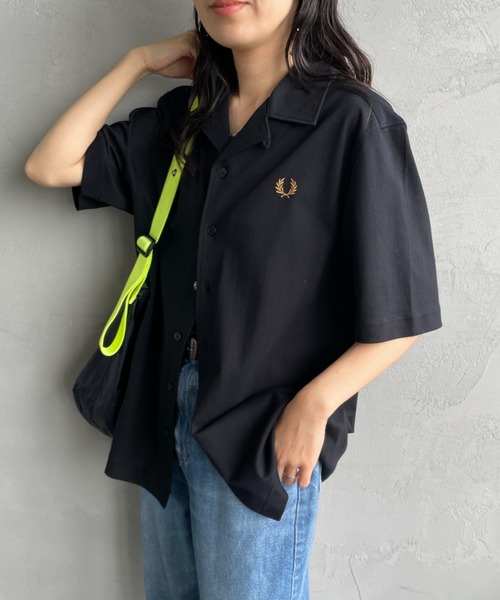 FRED PERRY（フレッドペリー）の「[FRED PERRY/フレッドペリー] コンプレスメッシュ ワンポイントロゴ刺繍 ショートスリーブシャツ（シャツ/ブラウス・レディース・ブラック/グリーン/キナリ・L/M）」の2枚目の写真