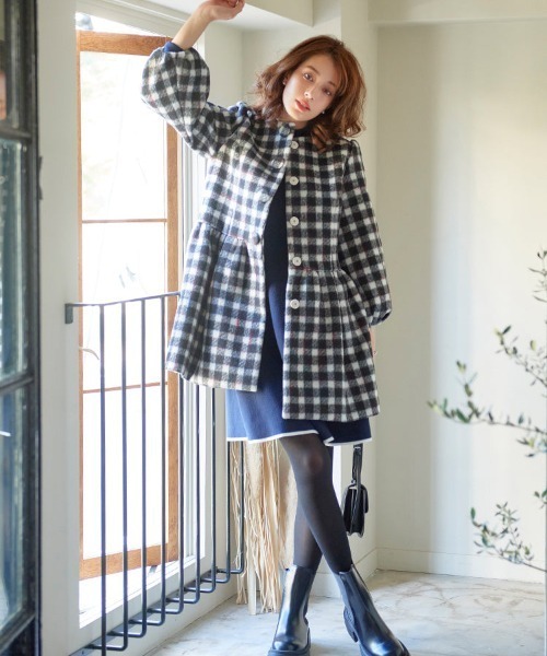 Chesty(チェスティー)の「チェックバルーンスリーブコート(ノーカラーコート・レディース・ホワイト×ブラック・0)」の3枚目の写真