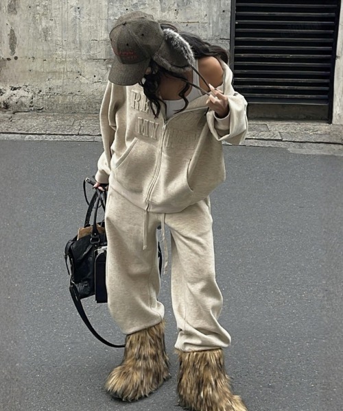 Dalfwin（ダールフィン）の「韓国ファッション 【上下セット】RESPECT型押しロゴセットアップ（ルームウェア/パジャマ・レディース・ベージュ系・FREE）」の3枚目の写真