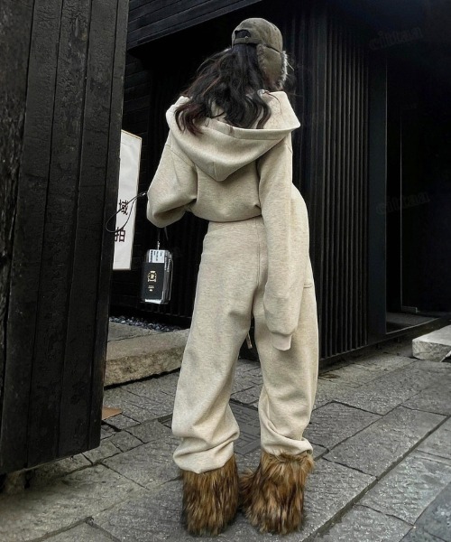 Dalfwin（ダールフィン）の「韓国ファッション 【上下セット】RESPECT型押しロゴセットアップ（ルームウェア/パジャマ・レディース・ベージュ系・FREE）」の8枚目の写真