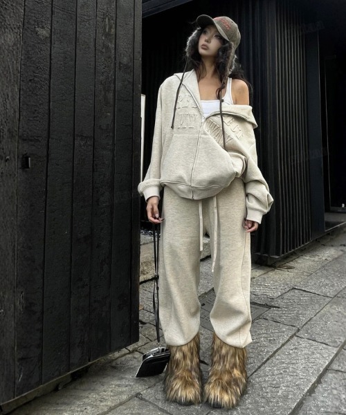 Dalfwin（ダールフィン）の「韓国ファッション 【上下セット】RESPECT型押しロゴセットアップ（ルームウェア/パジャマ・レディース・ベージュ系・FREE）」の7枚目の写真