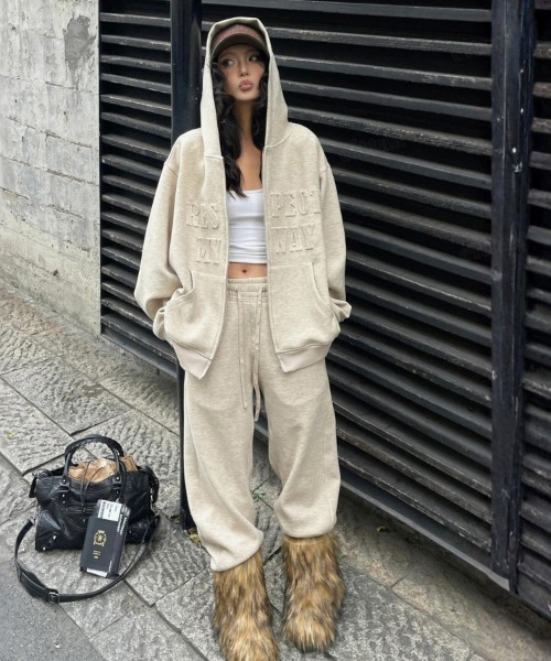 Dalfwin（ダールフィン）の「韓国ファッション 【上下セット】RESPECT型押しロゴセットアップ（ルームウェア/パジャマ・レディース・ベージュ系・FREE）」の6枚目の写真