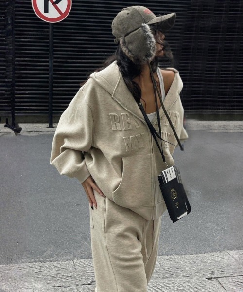 Dalfwin（ダールフィン）の「韓国ファッション 【上下セット】RESPECT型押しロゴセットアップ（ルームウェア/パジャマ・レディース・ベージュ系・FREE）」の5枚目の写真