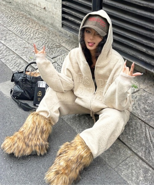 Dalfwin（ダールフィン）の「韓国ファッション 【上下セット】RESPECT型押しロゴセットアップ（ルームウェア/パジャマ・レディース・ベージュ系・FREE）」の14枚目の写真