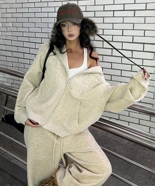 Dalfwin（ダールフィン）の「韓国ファッション 【上下セット】RESPECT型押しロゴセットアップ（ルームウェア/パジャマ・レディース・ベージュ系・FREE）」の12枚目の写真