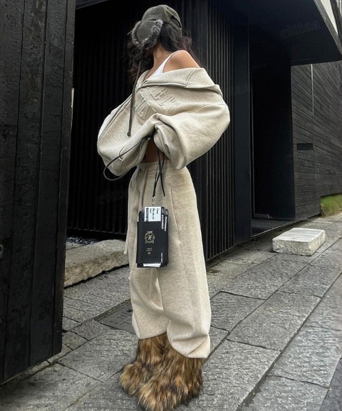 Dalfwin（ダールフィン）の「韓国ファッション 【上下セット】RESPECT型押しロゴセットアップ（ルームウェア/パジャマ・レディース・ベージュ系・FREE）」の9枚目の写真