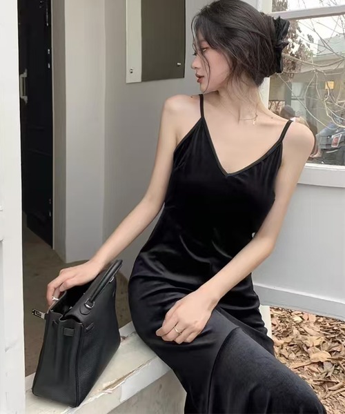 AsheKsha(アシクシャ)の「ベルベットVネックストラップフィッシュテイルスカート(ドレス・レディース・ブラック・M)」の5枚目の写真
